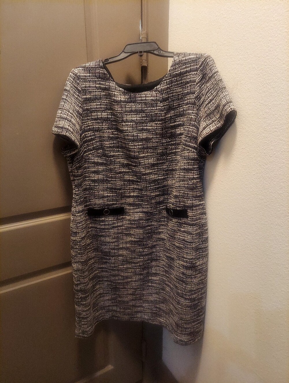 Short Sleeve Knit Shift Dress in Black and White
